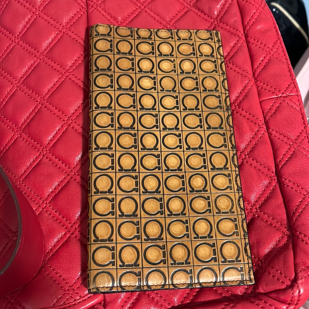 💯 authentic like new Salvatore Ferragamo wallet